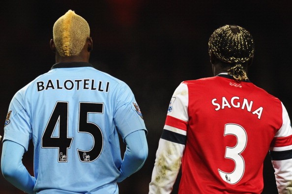 Một trong những hình ảnh ấn tượng nhất trận đấu đêm qua là...mái tóc 'dị' của Balotelli và Sagna.